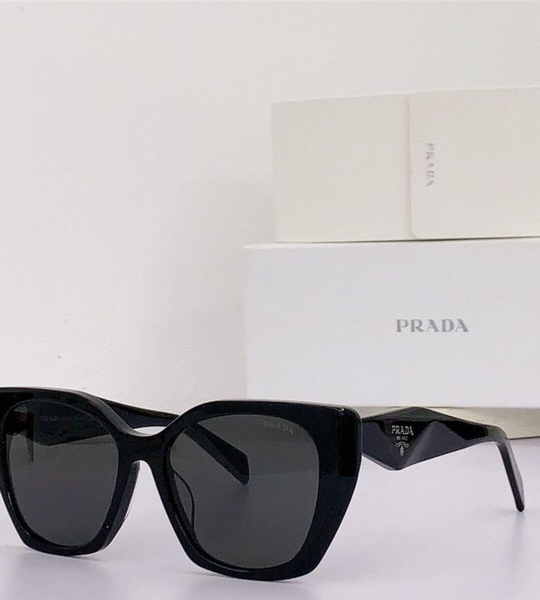 Prada Zonnebril Zwart